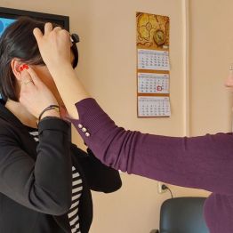 Prowadząca szkolenie prezentuje uczestniczce działanie implantu na przewodnictwo kostne. 