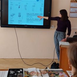 Prowadząca szkolenie omawia prezentację wykorzystując monitor interaktywny. 