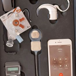 Model implantu słuchowego. 