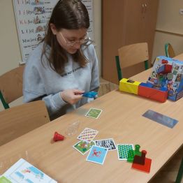 dziweczynka ogląda obrazek za pomoca filtra barwy niebieskiej