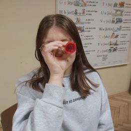 dziewczynka za pomocą specyjalnej lunety widzi świat "oczami muchy"