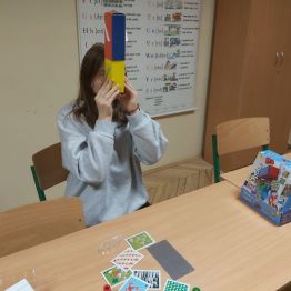 dziewczynka uzywa peryskopu