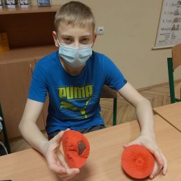 chłopiec pokazuje jak zbudowana jest piłka zmyłka