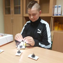  Wychowanek buduje prosty obwód elektryczne.