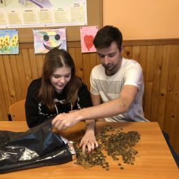 Przedstawiciele Samorządu Uczniowskiego pakują pieniądze.