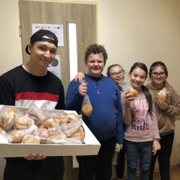 Dawid i młodsi uczniowie z pączkami.