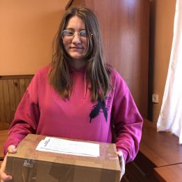 Przewodnicząca Samorządu Uczniowskiego ze spakowaną przesyłką na akcję Góra Grosza.