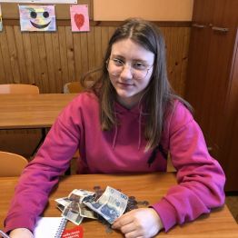 Przewodnicząca Samorządu Uczniowskiego liczy pieniądze zebrane na WOŚP.