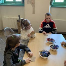 Grupa uczniów samodzielnie tka swoją podkładkę pod kubek.