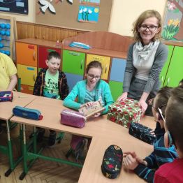Dzieci podczas zabawy z magicznym pudełkiem.