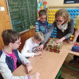 Ciąg dalszy zabawy z magicznym pudełkiem.