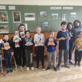 Zdjęcie uczniów z panią Dyrektor biorących udział w konkursie plastycznym