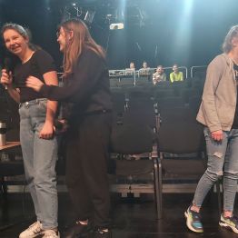 Dziewczynki na scenie w teatrze -próba śpiewu.