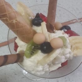 deser z galaretką, bitą śmietaną i owocami