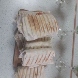 tortilla z kurczakiem zrobiona przez chłopców