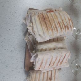 tortilla z kurczakiem na talerzu