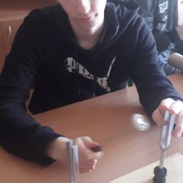 chłopiec obserwuje rezonans akustyczny