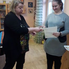 Pani Kierownik Internatu wręcza dyplom dziewczyncę