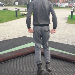 uczeń skacze na trampolinie