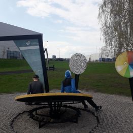 uczniowie siedzą na równoważni