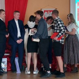 Uczniowie  podczas uroczystości zakończenia roku szkolnego. 