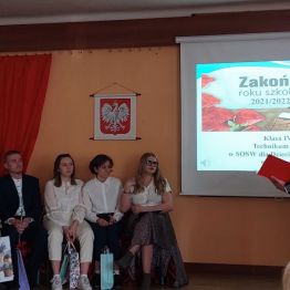 Uczniowie  podczas uroczystości zakończenia roku szkolnego. 