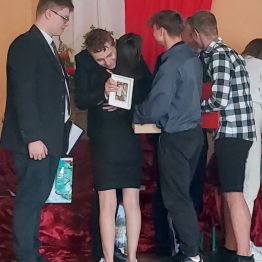 Uczniowie  podczas uroczystości zakończenia roku szkolnego. 