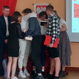 Uczniowie  podczas uroczystości zakończenia roku szkolnego. 