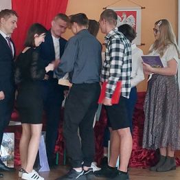 Uczniowie  podczas uroczystości zakończenia roku szkolnego. 