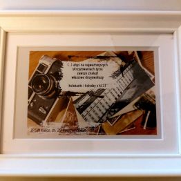 Ramka z pamiątkowym zdjęciem przedstawiającym szkołę oraz życzenia. 