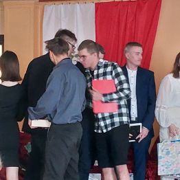 Uczniowie  podczas uroczystości zakończenia roku szkolnego. 