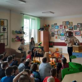 Z zaciekawieniem słuchaliśmy, na czym polega praca pszczelarza.