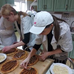 uczniowie przy pracy