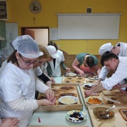 uczniowie przy pracy