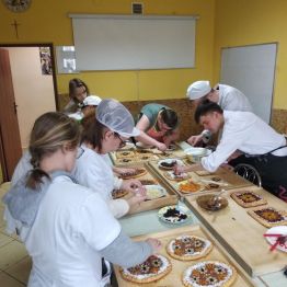 uczniowie przy pracy