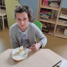 Marta spożywa przygotowaną jajecznicę