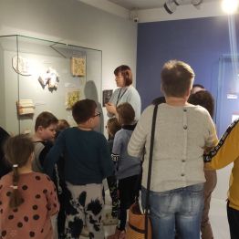 Wychowankowie na kolejnym etapie wystawy kafli.