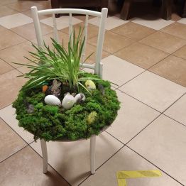 Kompozycja wielkanocna na krześle.