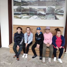 Dzieci odpoczywają po zwiedzaniu Karczówki