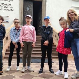 Uczniowie Szkoły Podstawowej nr 37 przed klasztorem na Karczówce