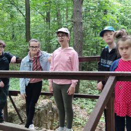 Uczniowie SOSW spacerujący po Karczówce