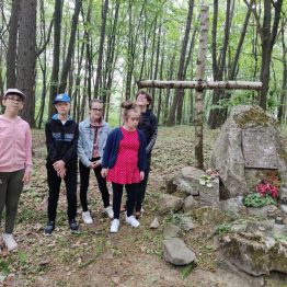 Dzieci przy symbolicznym grobie  poświęconym pamięci ks. Stanisław Ziółkowskiego zamordowanego w 1946 roku