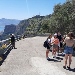 Grupa młodzieży na tle krajobrazu podczas wycieczki do Monte Pellegrino