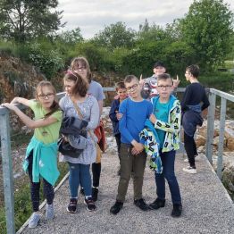 Grupa dzieci na mostku.