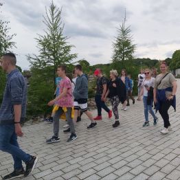 Wędrówka po alejkach ogrodu botanicznego.