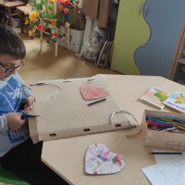 Filip przygotowuje serce metodą scrapbookingu.