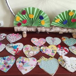 Serca przygotowane metodą scrapbookingu.