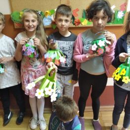 Dzieci z klasy Ia SP prezentują własnoręcznie wykonane prezenty dla Rodziców.