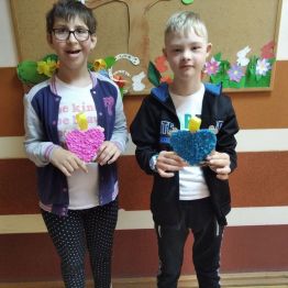 Uczniowie z klasy IIIb SP prezentują samodzielnie wykonane prezenty dla Rodziców.