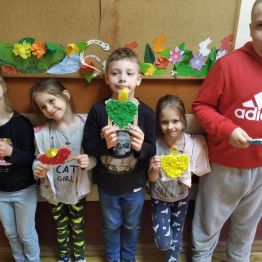 Uczniowie z klasy Ic SP prezentują samodzielnie wykonane prezenty dla Rodziców.